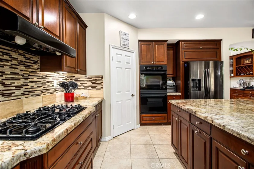 22862 Montanya photo 11