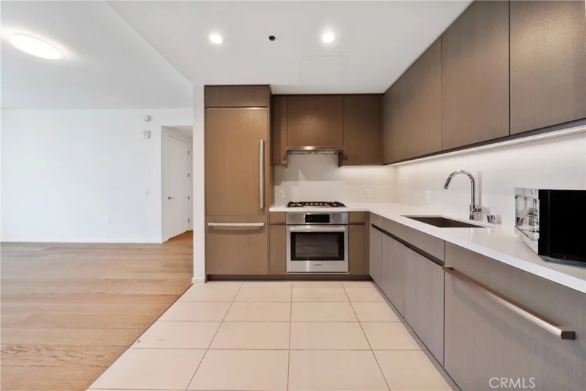 889 Francisco Street #1210 photo 3