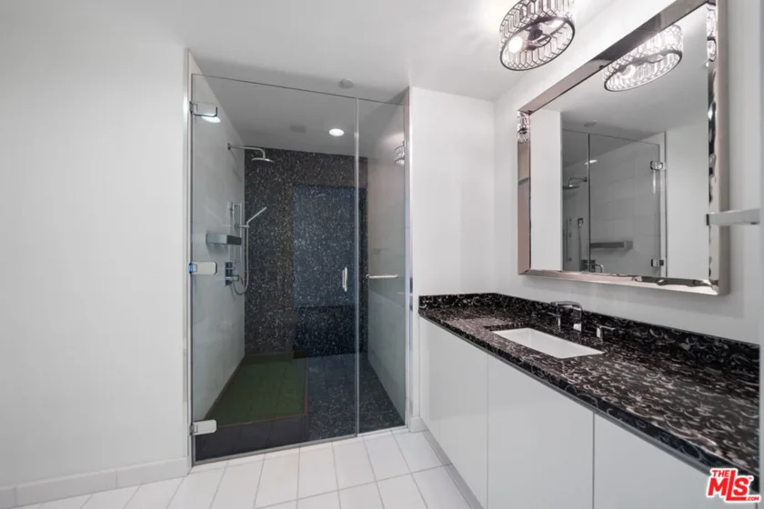 900 W Olympic Boulevard #32I photo 27