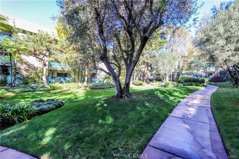 424 N Bellflower #101 photo 23