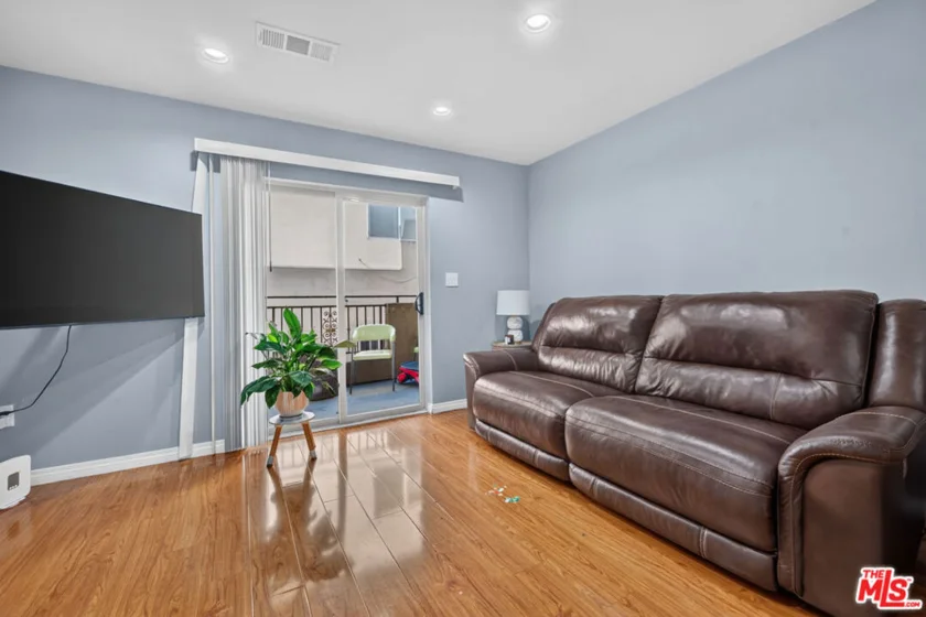14618 Gilmore Street #4 photo 27