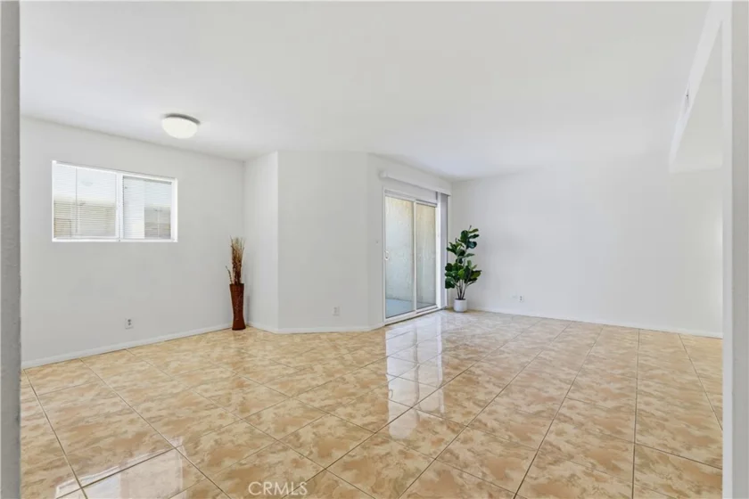 7651 Reseda photo 2