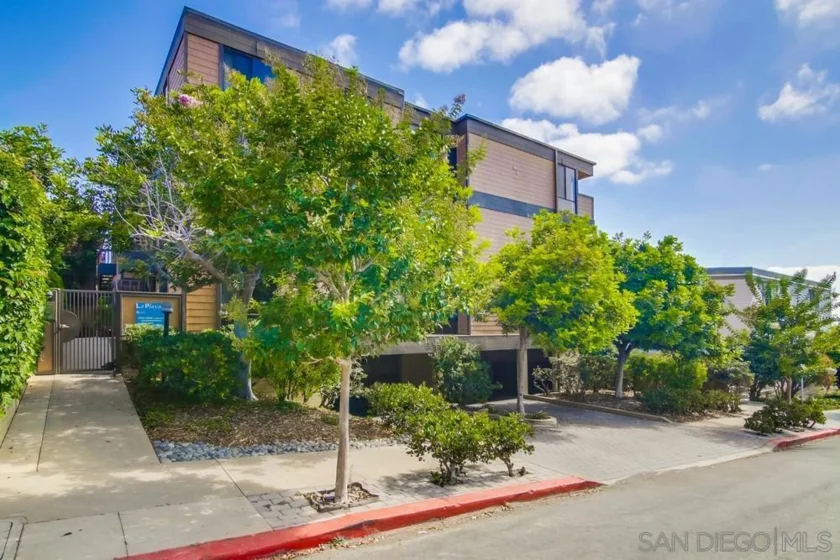 2934 Lawrence Street photo 1