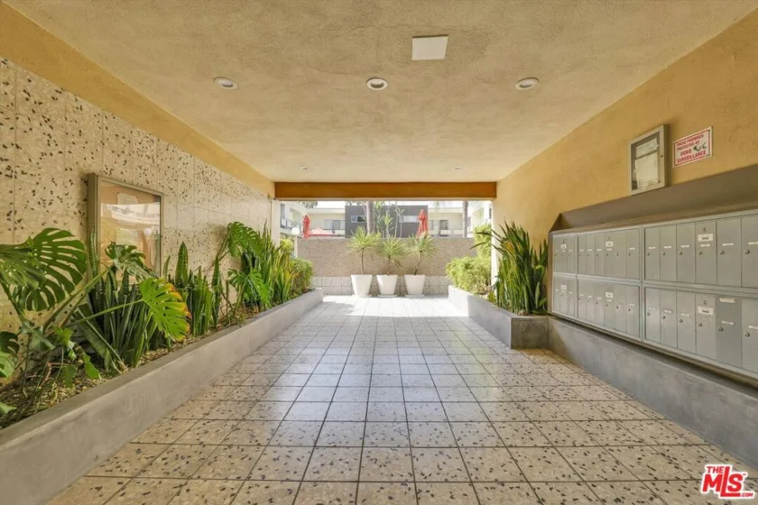 1233 N Laurel Avenue #114 photo 18