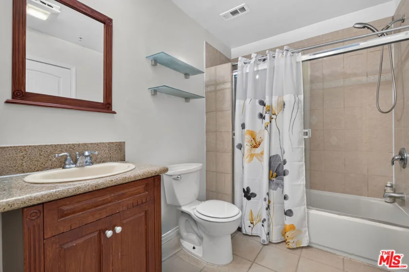 14618 Gilmore Street #4 photo 30