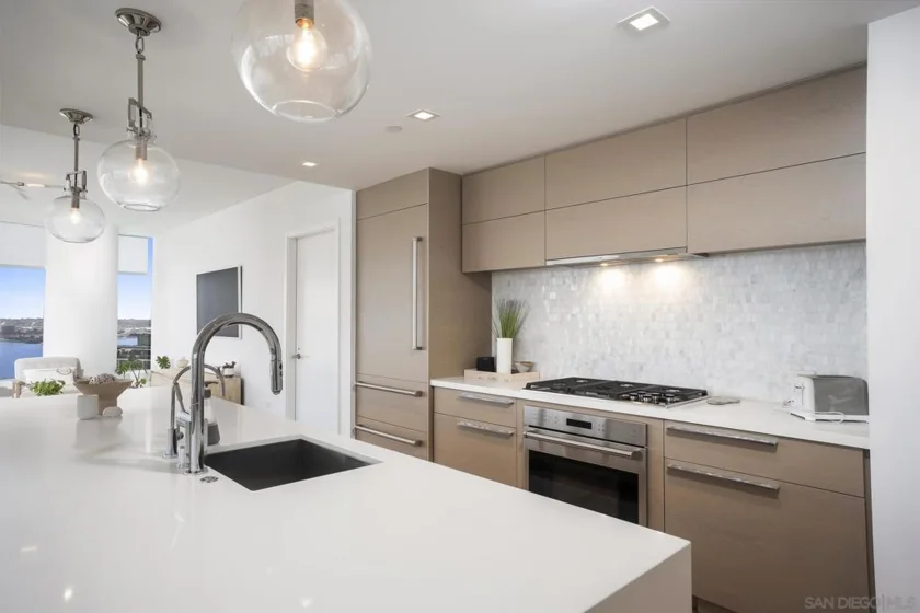888 W E #2302 photo 33