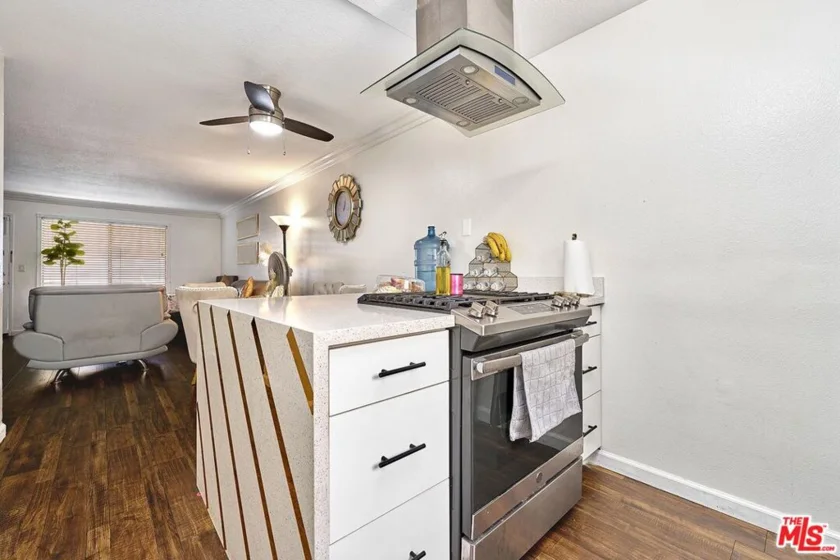 7045 Woodley Avenue #110 photo 20