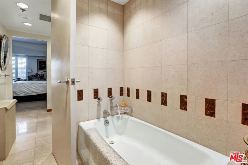 10445 Wilshire Boulevard #504 photo 26