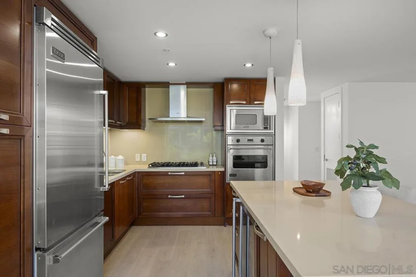 1325 Pacific Highway #313 photo 4