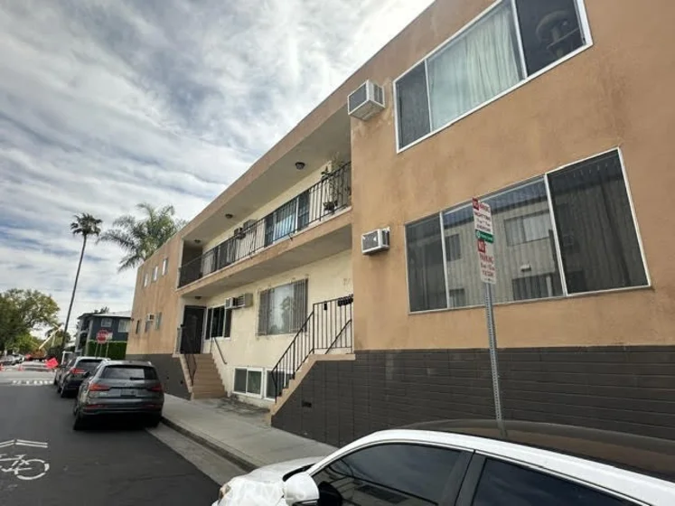 951 N Gardner #6 photo 16