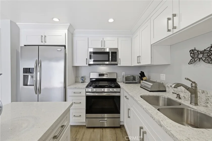 16717 Vanowen Street photo 4