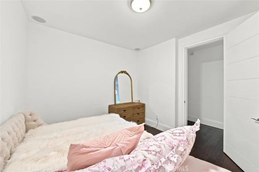 143 N Arnaz Drive #105 photo 23