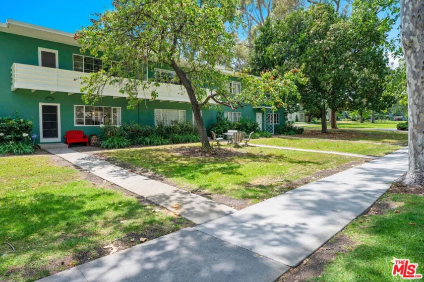 5226 Village Green photo 28