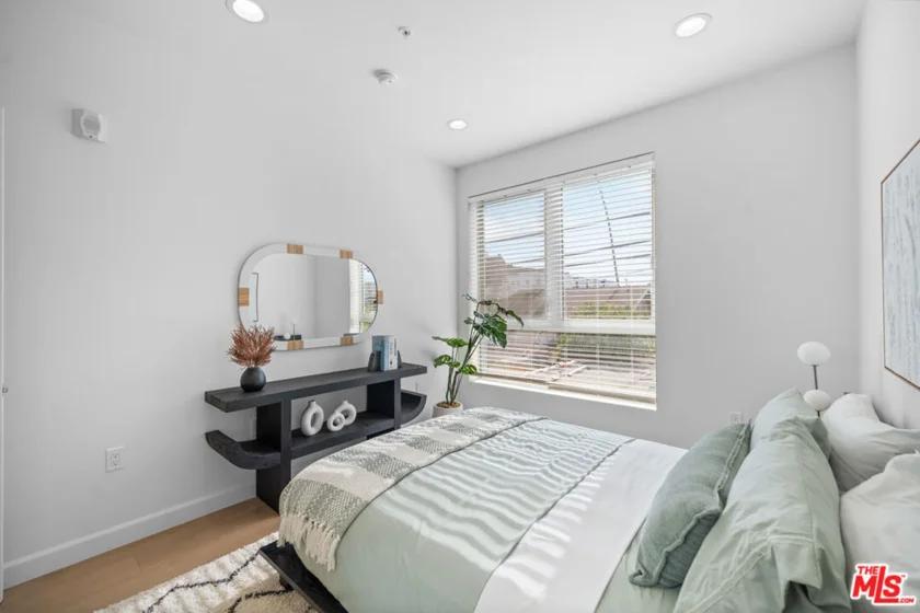 105 S Mariposa Avenue #204 photo 3