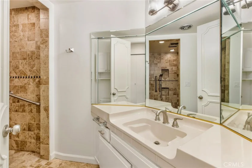 5216 Yarmouth Avenue #105 photo 26