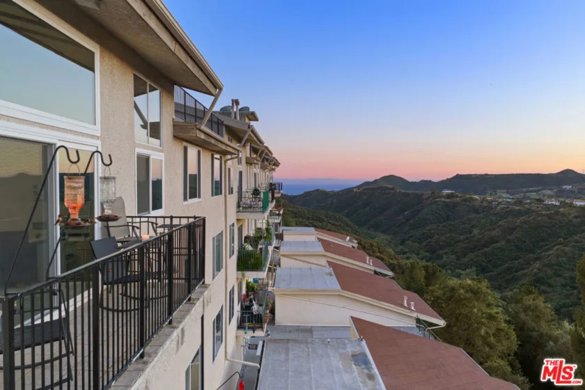 2385 Roscomare Road #F10 photo 2
