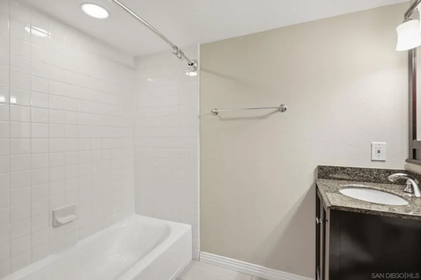 801 W Hawthorn #406 photo 3