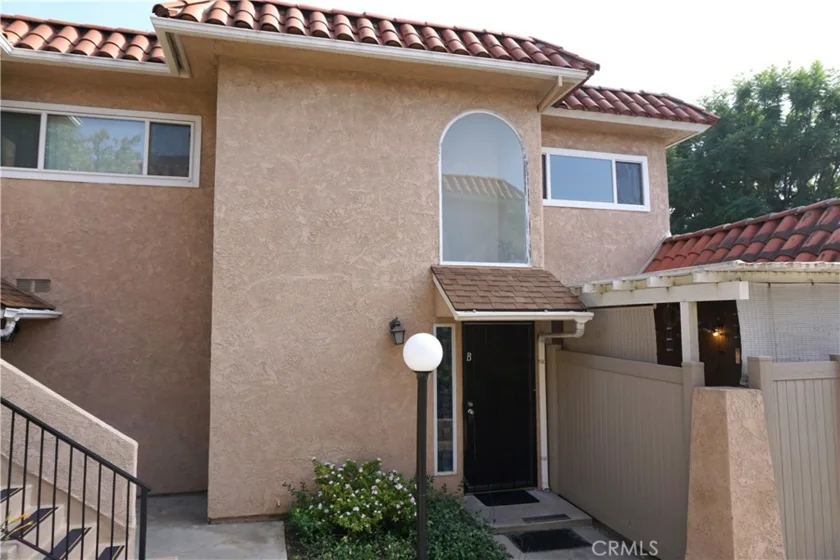 875 Las Lomas #B photo 1