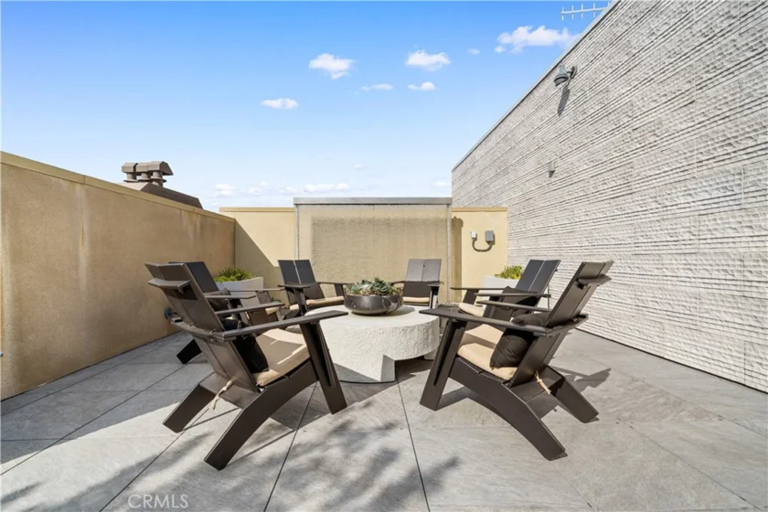 709 E Walnut Street #214 photo 45