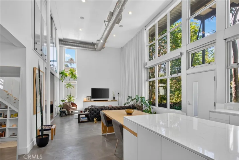 1037 N Laurel Avenue #1 photo 1