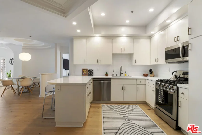 12603 Moorpark Street #306 photo 6