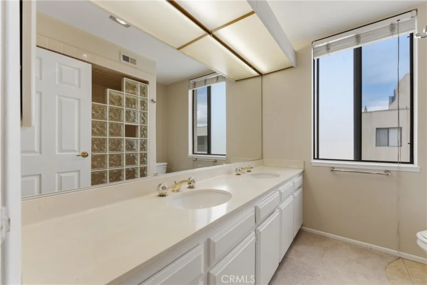 1140 E Ocean photo 34