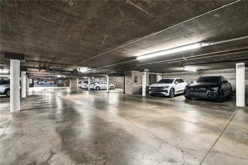 5315 Yarmouth Avenue #104 photo 29