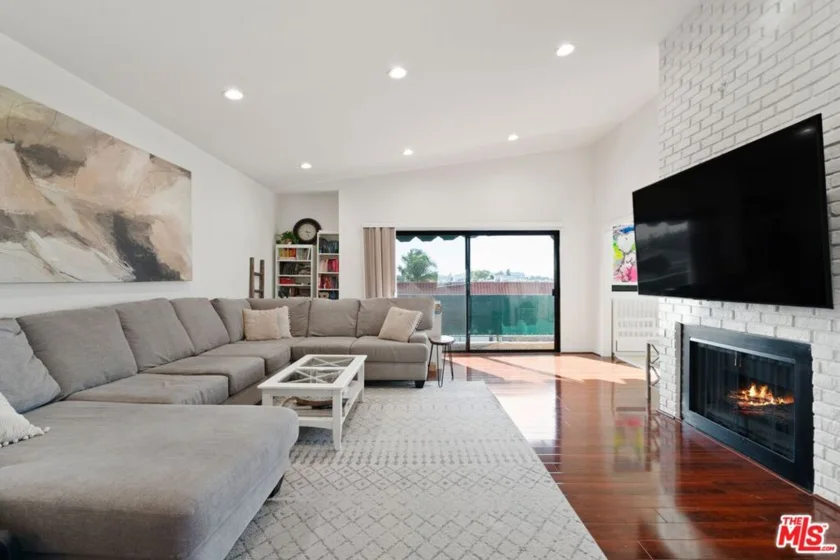 5416 Zelzah Avenue #301 photo 1