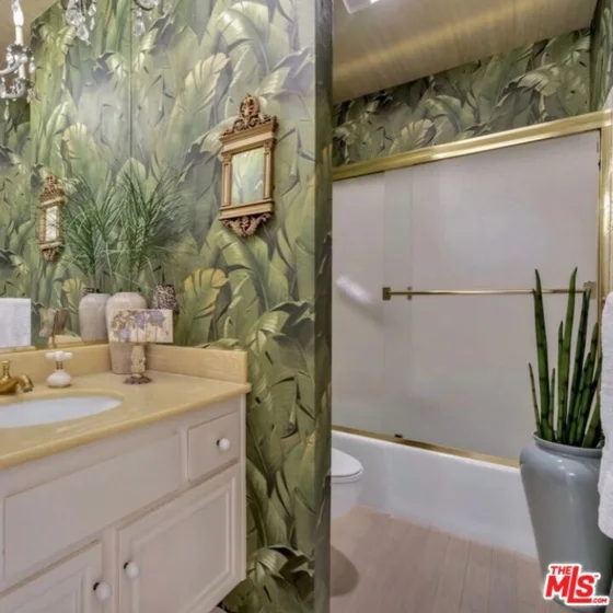 2385 Roscomare Road #D17 photo 3