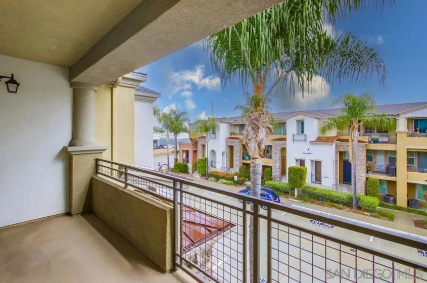 5072 Plaza Promenade photo 1