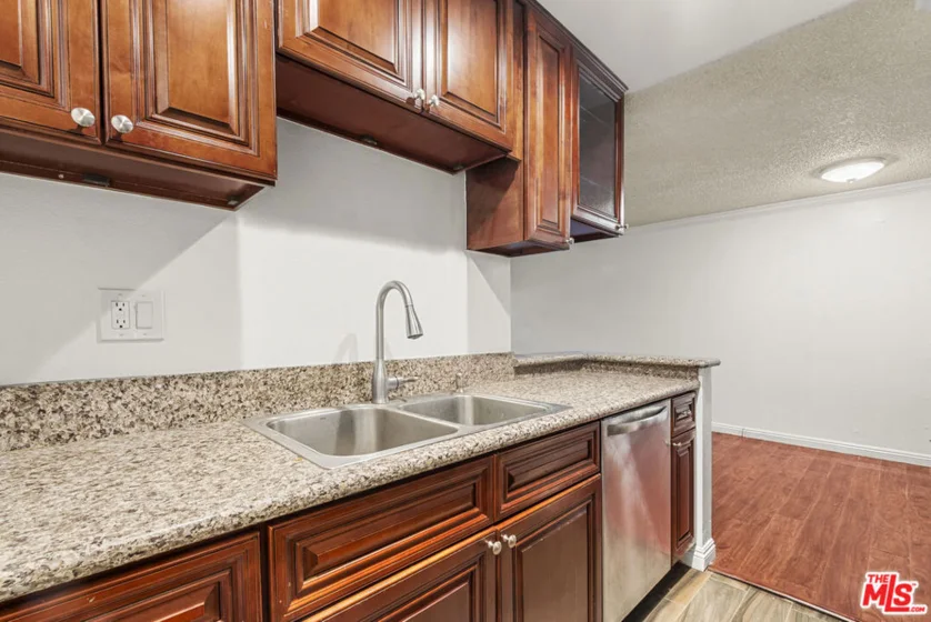 525 S Ardmore Avenue #107 photo 17