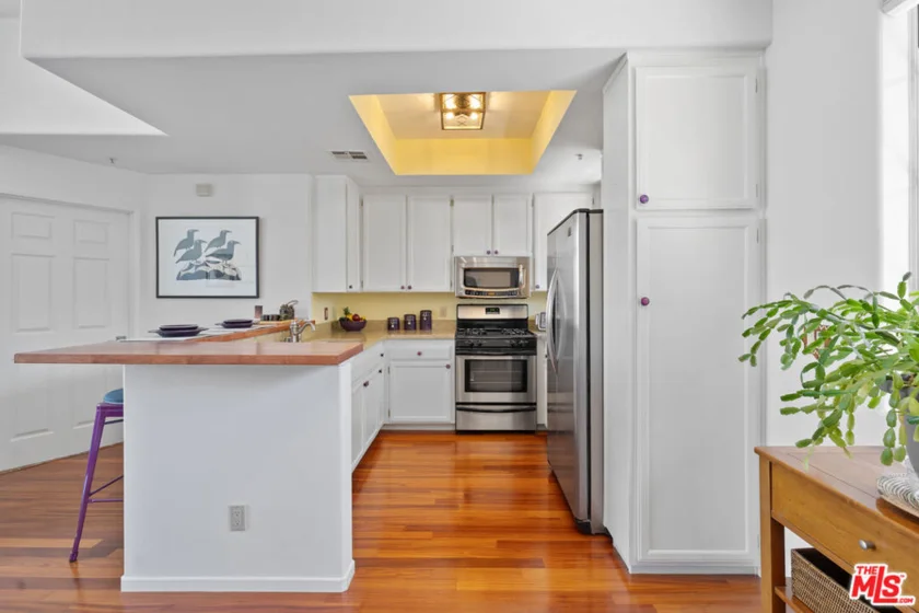 1522 S Saltair Avenue #304 photo 21