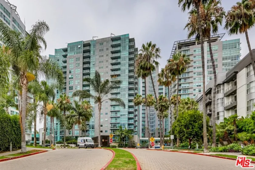 13700 Marina Pointe Drive #1220 photo 1