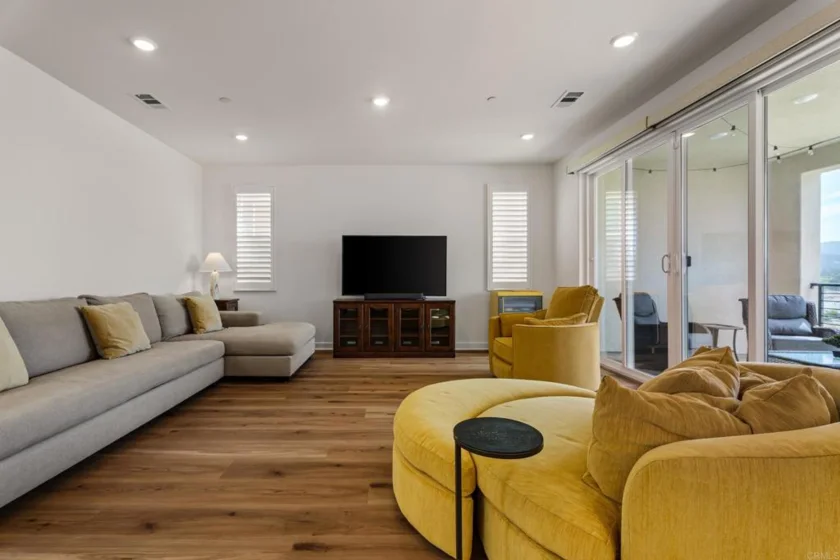 444 Bunsen Street photo 10