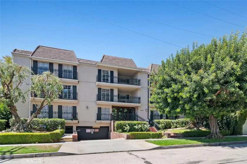 15248 Dickens Street #102 photo 36