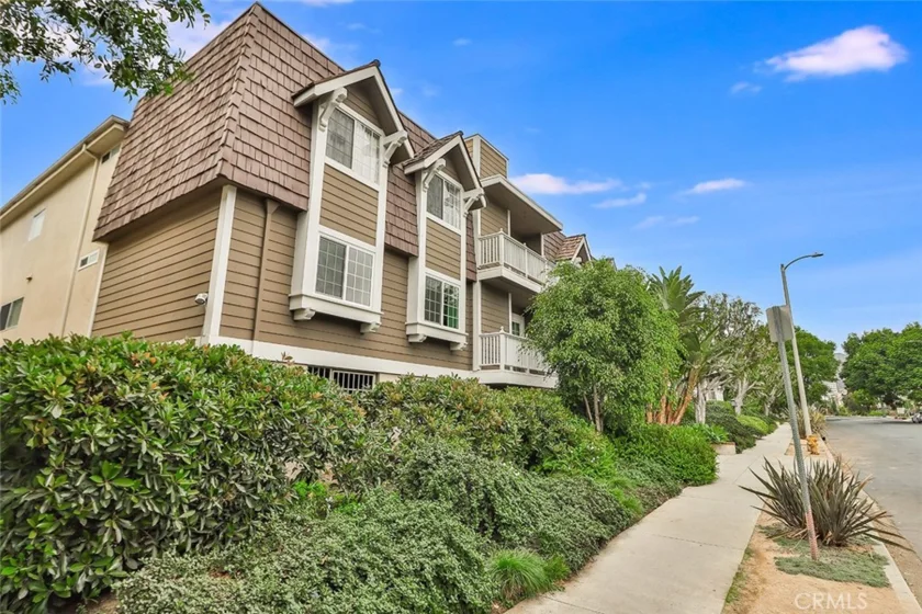 1731 Barry Avenue #201 photo 1