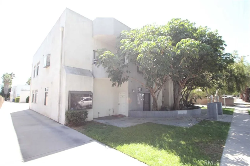 20920 Community Street #10 photo 1