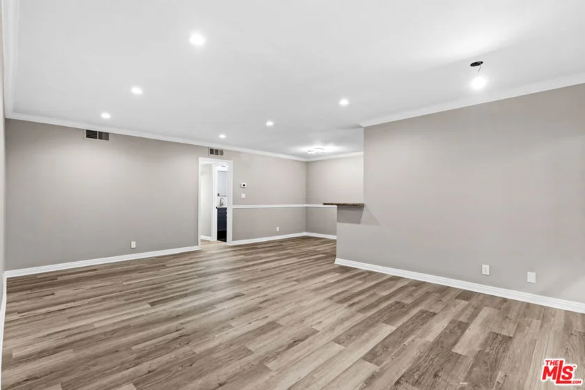 5320 Zelzah Avenue #214 photo 4
