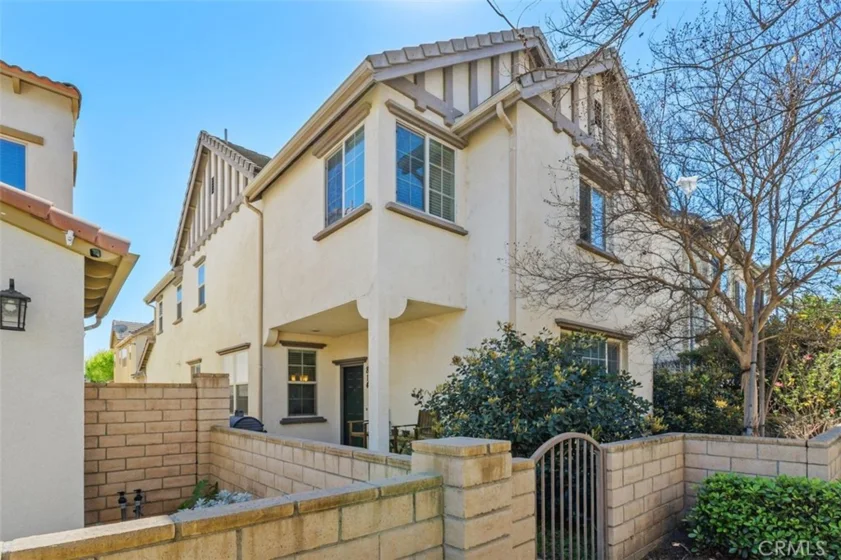 814 Pyramid Court photo 1