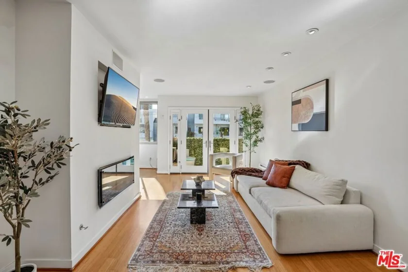 1124 N La Cienega Boulevard #301 photo 2