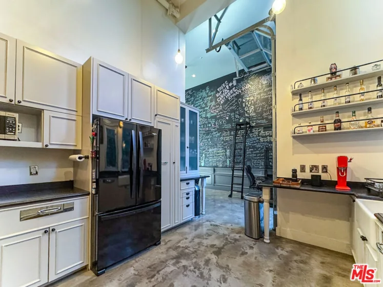 1037 N Laurel Avenue #10 photo 15