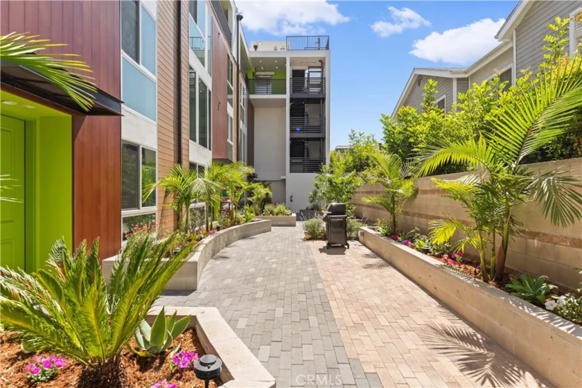 176 N Catalina Avenue #404 photo 3