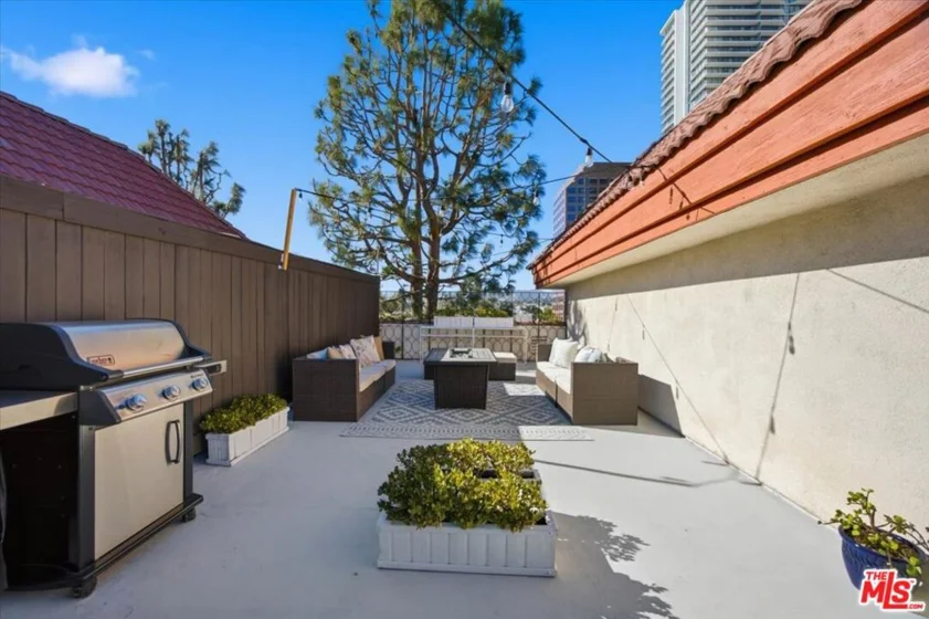 1271 Granville Avenue #402 photo 25