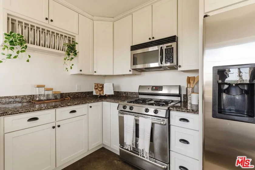 2021 Hillhurst Avenue #8 photo 9