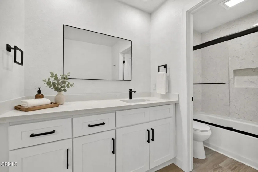 22330 Victory Boulevard #604 photo 9