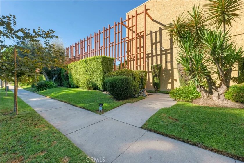5435 Yarmouth Avenue #9 photo 40