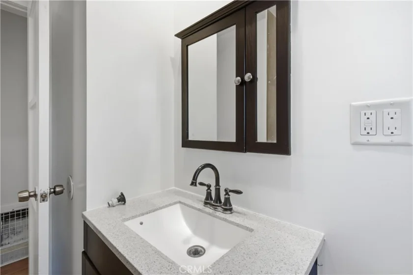 511 E Maple photo 17