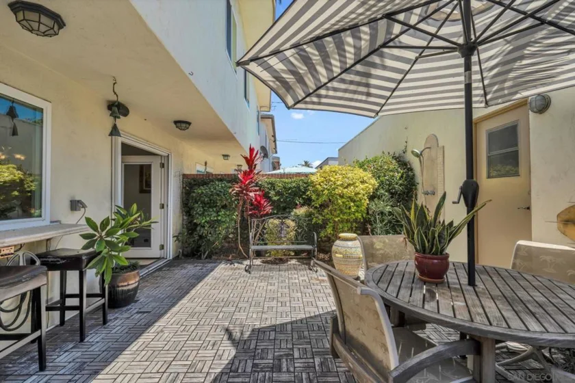 255 Daisy Avenue photo 11
