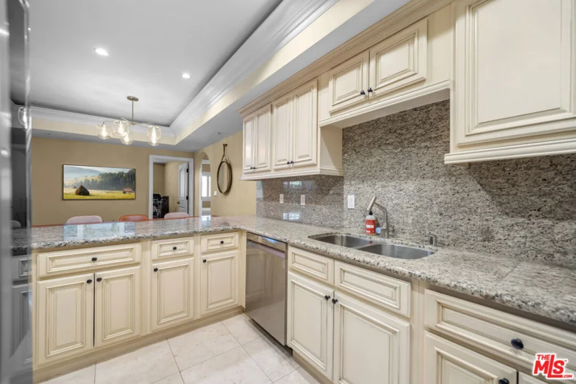 837 Crenshaw Boulevard #204 photo 39