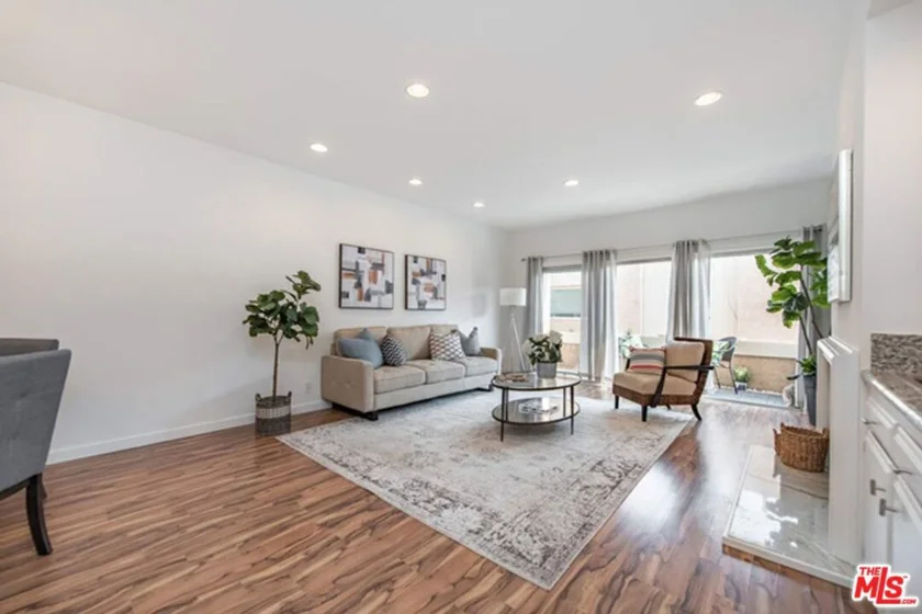 5139 Balboa Boulevard #203 photo 2